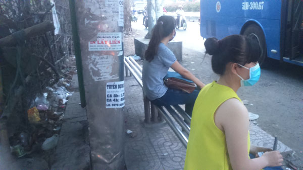 TP[-]HCM:[-]Rác[-]đầy[-]ở[-]các[-]trạm[-]chờ[-]xe[-]buýt